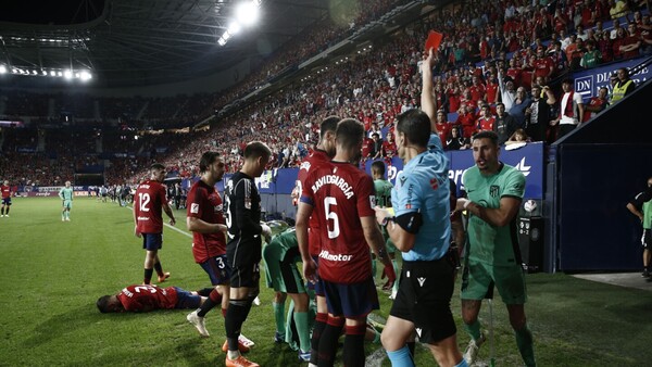 El Atlético alarga su idilio en El Sadar con polémica