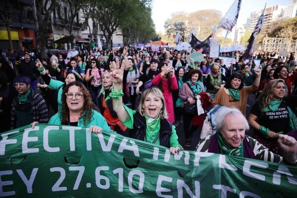La Marea Verde argentina se manifiesta a favor del derecho al aborto y contra Javier Milei - Mundo - ABC Color