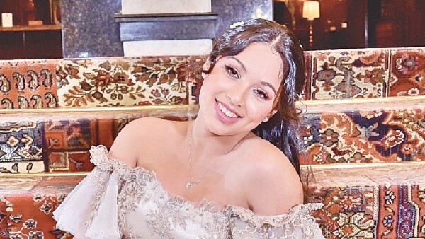 Los 15 años de Mikaela