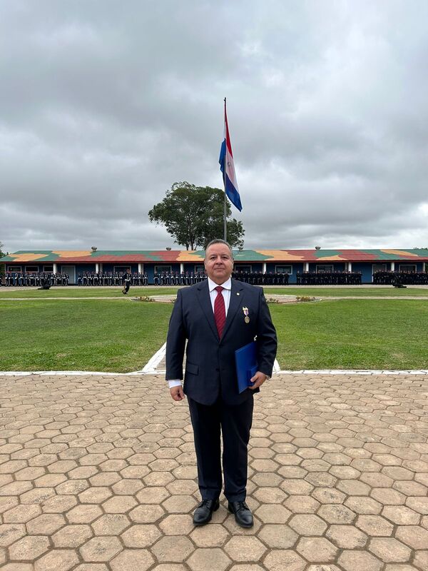 Condecoran al exministro de la Secretaría Nacional de Inteligencia - ADN Digital