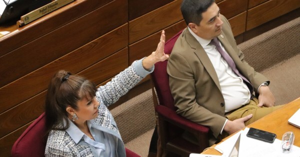 Celeste denuncia que legisladores se beneficiaron en la compra de tierras públicas y hay quiebre en la multibancada