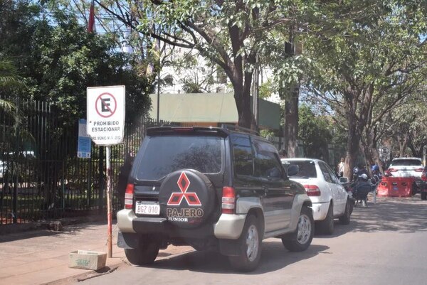 Hospital de Luque ruega por intervención municipal ante bloqueo de calle donde circulan ambulancias - Nacionales - ABC Color