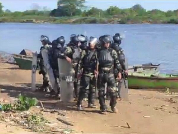 Manifestantes se enfrentaron en pleno río a Armada · Radio Monumental 1080 AM