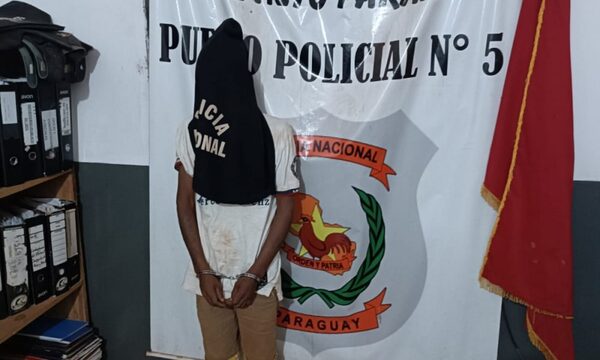 Detienen a joven con orden de captura