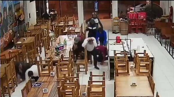 [VIDEO] Terrible asalto en local gastronómico: ladrones pelaron al rollete
