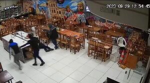 Video: así asaltan un bar, roban recaudación y a los clientes - ABC en el Este - ABC Color