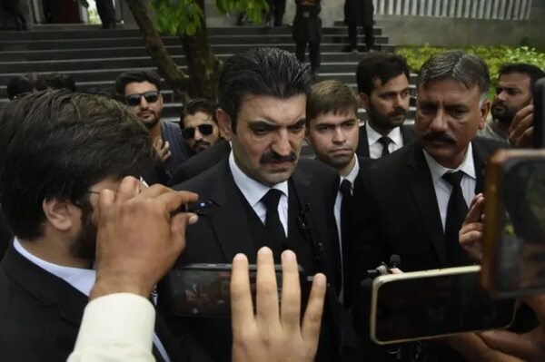Dos rivales políticos se enfrentan a golpes durante un debate televisivo en Pakistán - Mundo - ABC Color