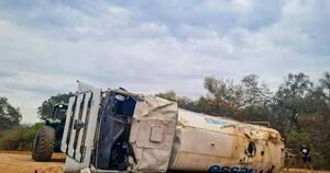 La Nación / Camión de la Essap vuelca en el Chaco y registra daños materiales