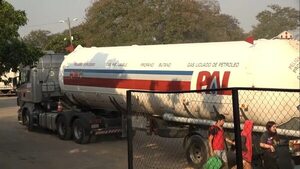 Denuncian que 33 camiones que deben transportar GLP están varados en Argentina  - Economía - ABC Color