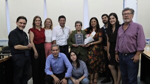 Mujer de 90 años se recibe de Magíster, entre las noticias positivas de la semana