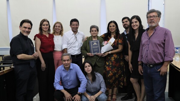 Mujer de 90 años se recibe de Magíster, entre las noticias positivas de la semana
