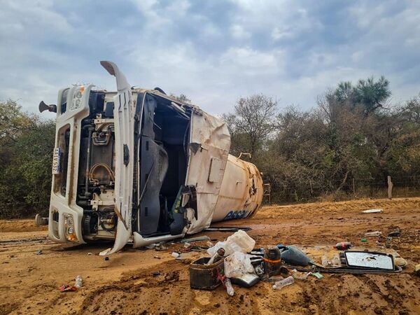Vuelco de camión de Essap en el Chaco tras realizar tareas de distribución de agua potable | 1000 Noticias