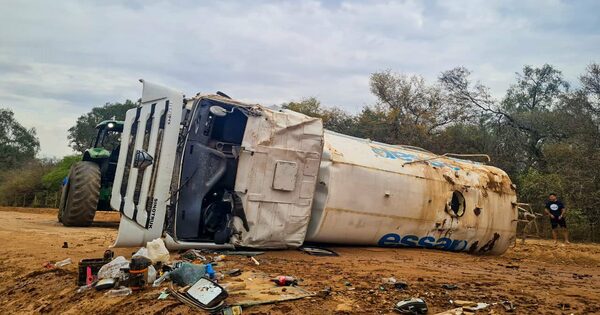 Diario HOY | Camión de la ESSAP vuelca en el Chaco