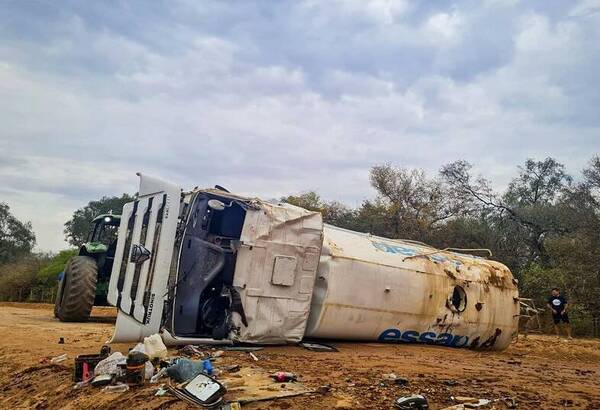 Camión de la Essap tuvo un accidente en el Chaco