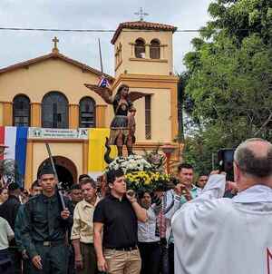 Guarambareños honran a San Miguel Arcángel con misa, desfile y tallarinada