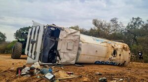 Camión de la ESSAP vuelca en el Chaco