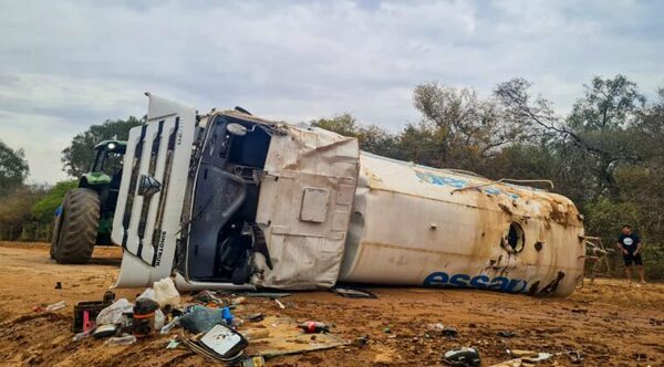 Camión de la ESSAP vuelca en el Chaco