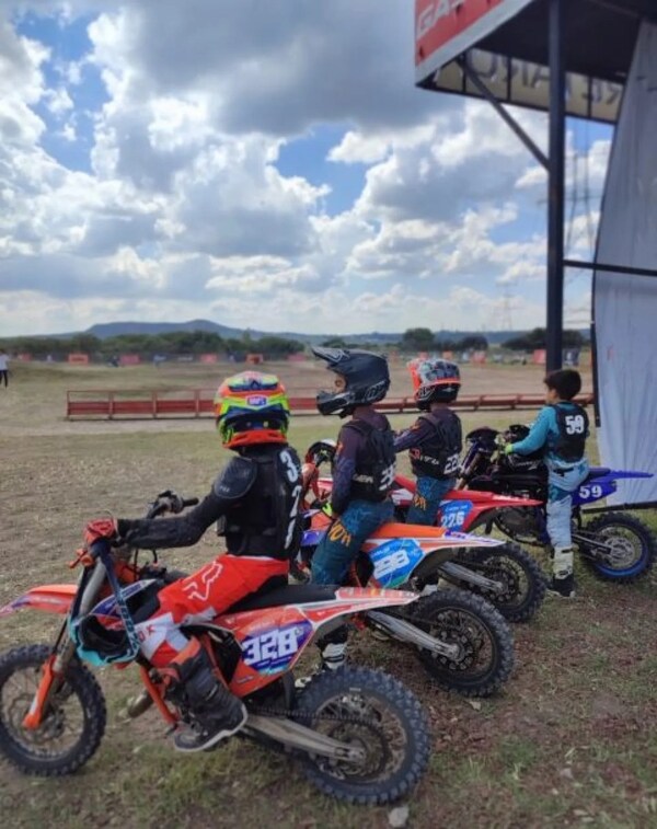 PARAGUAYOS EN COMPETENCIA INTERNACIONAL DE MOTOCROSS