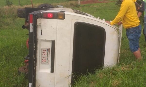 Camioneta vuelca en Minga Guazú