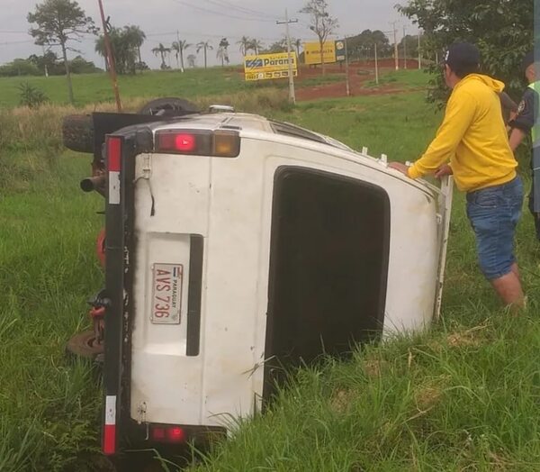 Vuelco de furgón con dos ocupantes en Minga Guazú - Policiales - ABC Color