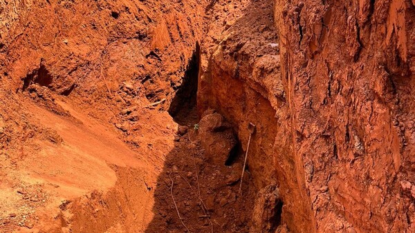 Montículo de tierra cae sobre dos jóvenes que hacían alcantarillado y uno muere