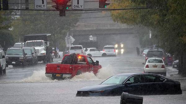 Nueva York en alerta por lluvias e inundaciones que afectan a los medios de transporte