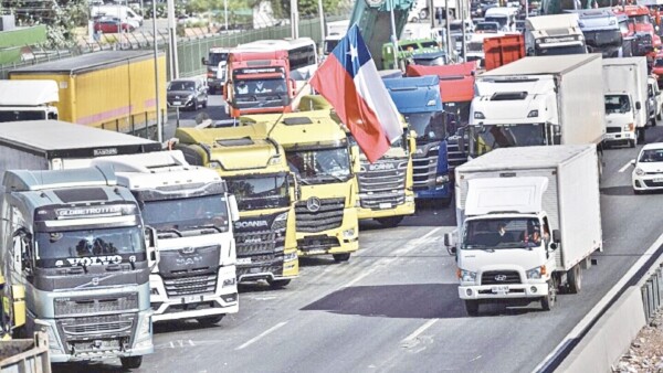 Camioneros chilenos refutan con dureza amenaza de cierre de frontera argentina