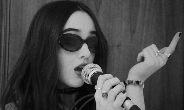 Ana Blosset presenta Stranger tercer adelanto de su primer álbum