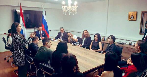 La Nación / Tres senadores se reunieron con becarios paraguayos en Moscú