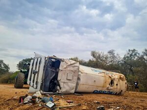 Camión de la Essap se volcó en el Chaco  - Nacionales - ABC Color