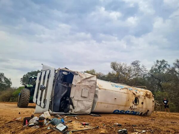 Camión de la Essap se volcó en el Chaco - Nacionales - ABC Color