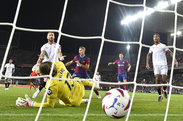 Versus / Un autogol de Sergio Ramos pone líder liguero al Barcelona