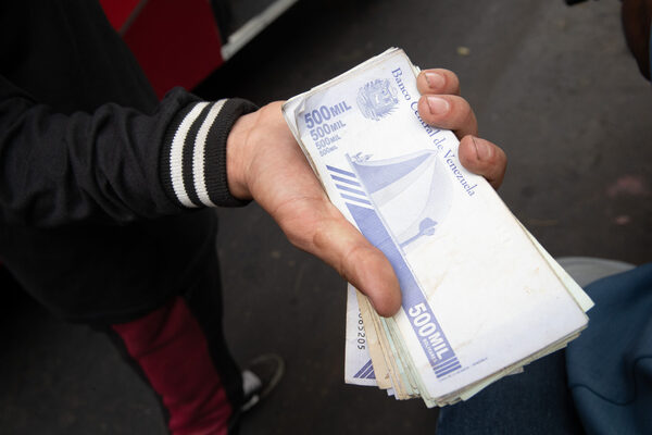La moneda de Venezuela se devalúa un 4,67 % frente al dólar estadounidense en septiembre - MarketData
