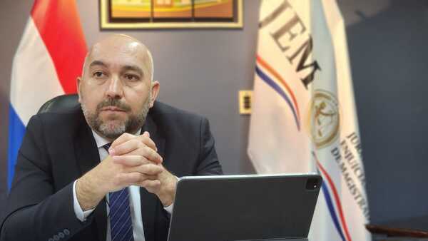 Modificar la ley y acelerar el “circuito de firmas” en el Jurado