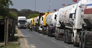 La Nación / Denuncian que 33 camiones paraguayos de gas están varados en la Argentina