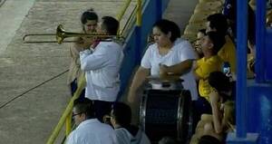 [VIDEO] ¡Qué purete! La bandita que puso ritmo en el fútbol