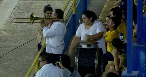 [VIDEO] ¡Qué purete! La bandita que puso ritmo en el fútbol