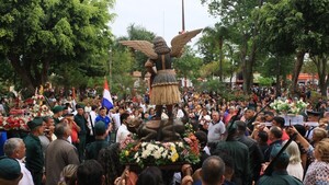 Hace 21 años va vestida de parapara’i por San Miguel