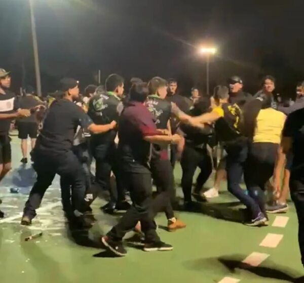 Disputa de los juegos universitarios de la UNE terminó en una batalla campal - ABC en el Este - ABC Color