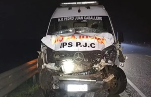 Grave accidente involucró a ambulancia del IPS de Pedro Juan Caballero