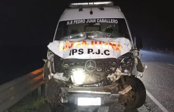 Grave accidente involucró a ambulancia del IPS de Pedro Juan Caballero