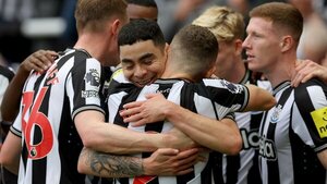 Newcastle gana con el aporte goleador de Almirón