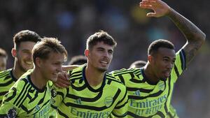 Arsenal golea y acecha el liderato