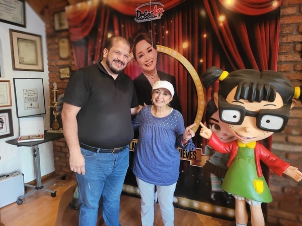 La Chilindrina abrió las puertas de su casa y recibió un reconocimiento por su libro «Yo Amo a la Familia» de prevencion del