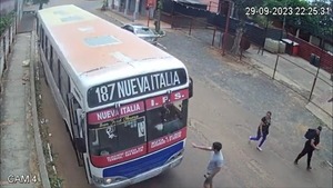 Diario HOY | Bus chocó a un auto e intentó atropellar al dueño que bajó a reclamar