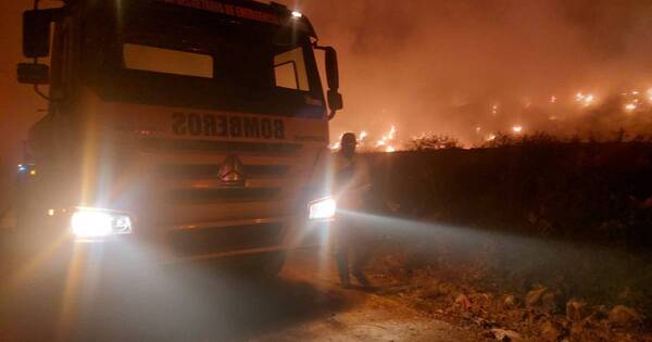 La Nación / Bomberos controlaron un incendio en vertedero de Remansito