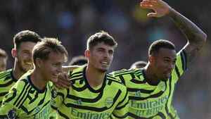 Arsenal golea y acecha el liderato