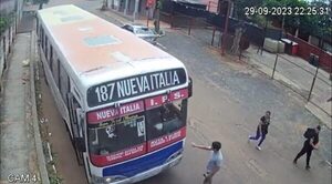 Bus chocó a un auto e intentó atropellar al dueño por reclamar - Noticiero Paraguay