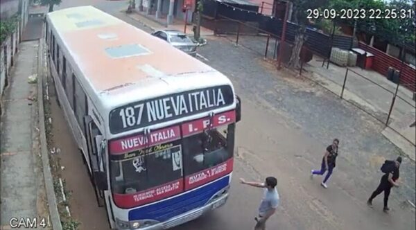 Bus chocó a un auto e intentó atropellar al dueño por reclamar - Noticiero Paraguay