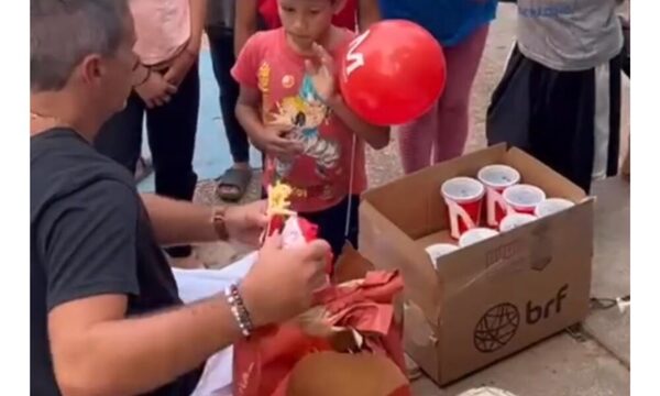 (VIDEO)Noble gesto de Regis Marques: Compartió comida con niños